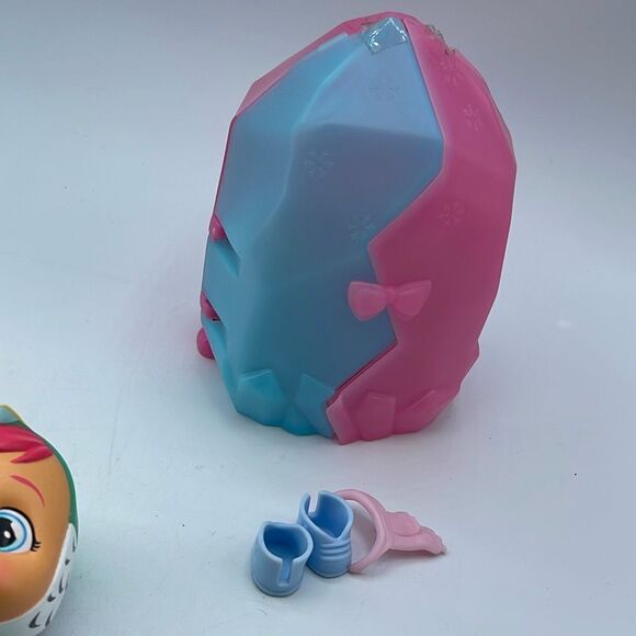 Cry Baby Icy World in case with shoes, bottle & crown - Picture 6 of 11